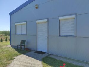 Szekszárdon csarnok beépítése Redőnnyel